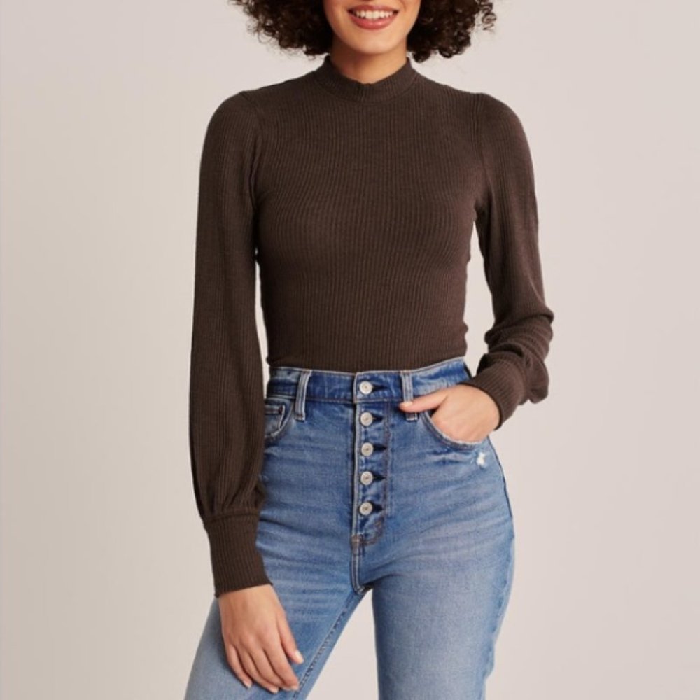 Abercrombie & Fitch Mock neck slight puff sleeve long sleeve t shirt